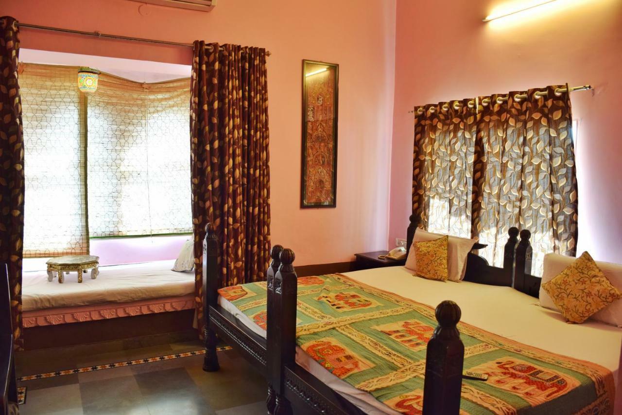 Hotel Kurabar Kothi Удайпур Екстер'єр фото